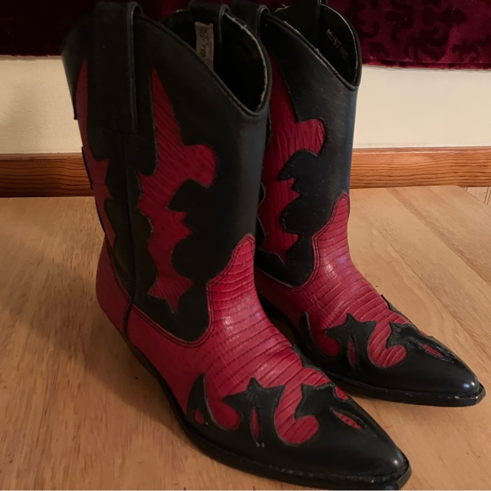 Circle S brand, leather western cowboy boots. Mustang black. Black and red.